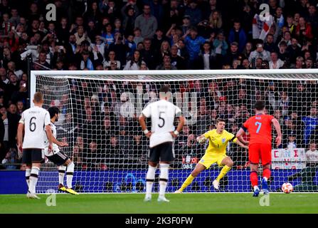 Der deutsche Ilkay Gundogan schießt beim Spiel der UEFA Nations League im Wembley Stadium, London, das erste Tor seiner Mannschaft aus dem Elfmeterschießen. Bilddatum: Montag, 26. September 2022. Stockfoto