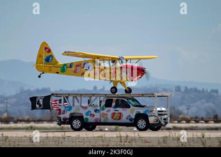 Kent Pietsch, der seinen Interstate Cadet pilotiert, landet auf dem Dach eines Pickup-Trucks, während er während der Miramar Air Show 2022 im MCAS Miramar, 24. September 2022 in San Diego, Kalifornien, Kunstflug durchführt. Stockfoto
