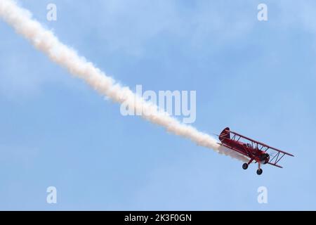 Die Kunstflugdarstellerin Vicky Benzing, die ihre Boeing-Stearman Model 75 1940 pilotiert, führt während der Miramar Air Show 2022 im MCAS Miramar, 24. September 2022 in San Diego, Kalifornien, Kunstflug durch. Stockfoto