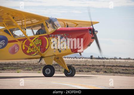 Kent Pietsch, der seinen Interstate Cadet pilotieren will, kommt nach einer Kunstflugvorstellung während der Miramar Air Show 2022 im MCAS Miramar, 24. September 2022 in San Diego, Kalifornien, zu einem Stopp. Stockfoto