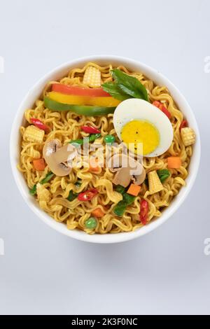 Flugzeug, Huhn, Ei, Rindfleisch, Garnelen Instant Noddle isoliert auf weißem Hintergrund für Design oder Verpackung Stockfoto