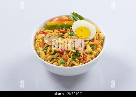 Flugzeug, Huhn, Ei, Rindfleisch, Garnelen Instant Noddle isoliert auf weißem Hintergrund für Design oder Verpackung Stockfoto