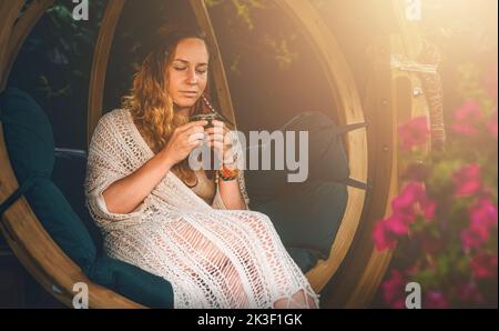 Kakaozeremonie im Garten, herzöffnende Medizin. Zeremonienraum. Stockfoto