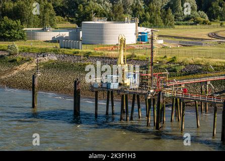 Antwerpen, Flandern, Belgien - 10. Juli 2022: Industrie entlang der Schelde. Wasseraufbereitungsanlage mit Pier am Blokkersdijk See und grünem Park Stockfoto