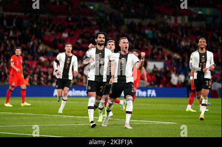 Der deutsche Ilkay Gundogan feiert das erste Tor seiner Mannschaft im Spiel mit Teamkollegen während des Spiels der UEFA Nations League im Wembley Stadium, London. Bilddatum: Montag, 26. September 2022. Stockfoto