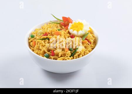 Flugzeug, Huhn, Ei, Rindfleisch, Garnelen Instant Noddle isoliert auf weißem Hintergrund für Design oder Verpackung Stockfoto