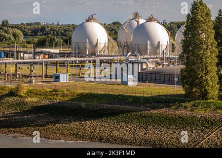 Antwerpen, Flandern, Belgien - 10. Juli 2022: Industrie entlang der Schelde. Sphärische Tanks in der Wasseraufbereitungsanlage neben dem See Blokkersdijk und Stockfoto