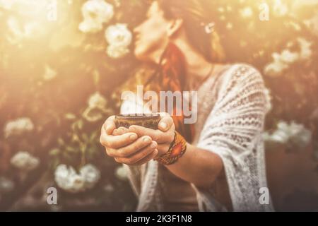 Kakaozeremonie im Garten, herzöffnende Medizin. Zeremonienraum. Rosenhintergrund. Stockfoto