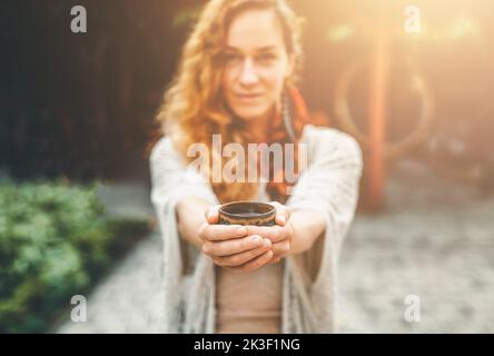 Kakaozeremonie im Garten, herzöffnende Medizin. Zeremonienraum. Stockfoto