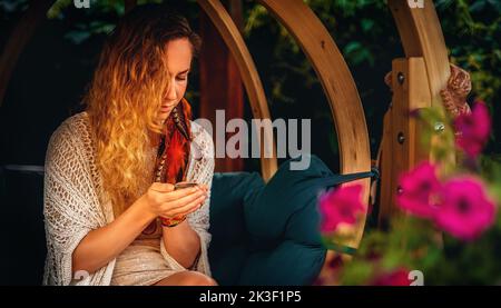 Kakaozeremonie im Garten, herzöffnende Medizin. Zeremonienraum. Stockfoto