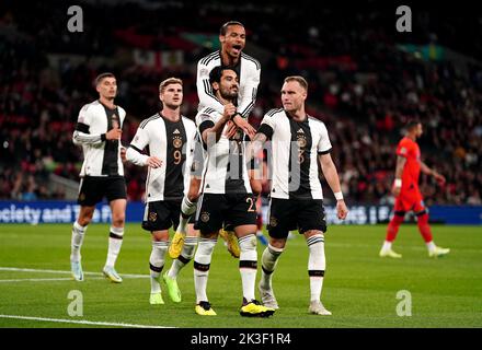 Der deutsche Ilkay Gundogan feiert das erste Tor seiner Mannschaft im Spiel mit Teamkollegen während des Spiels der UEFA Nations League im Wembley Stadium, London. Bilddatum: Montag, 26. September 2022. Stockfoto