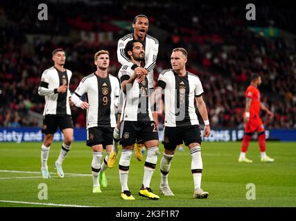 Der deutsche Ilkay Gundogan feiert das erste Tor seiner Mannschaft im Spiel mit Teamkollegen während des Spiels der UEFA Nations League im Wembley Stadium, London. Bilddatum: Montag, 26. September 2022. Stockfoto