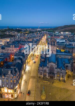 Luftaufnahme der Royal Mile und St Giles Cathedral mit Skyline der Altstadt von Edinburgh in der Abenddämmerung, Schottland, Großbritannien Stockfoto