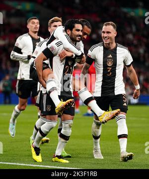 Der deutsche Ilkay Gundogan feiert das erste Tor seiner Mannschaft im Spiel mit Teamkollegen während des Spiels der UEFA Nations League im Wembley Stadium, London. Bilddatum: Montag, 26. September 2022. Stockfoto