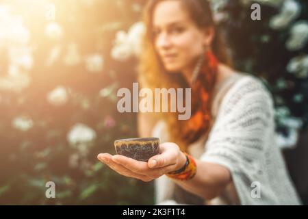 Kakaozeremonie im Garten, herzöffnende Medizin. Zeremonienraum. Rosenhintergrund. Stockfoto