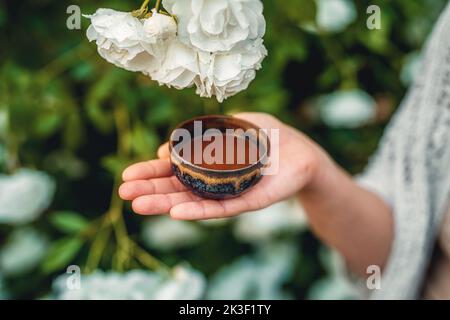 Kakaozeremonie im Garten, herzöffnende Medizin. Zeremonienraum. Rosenhintergrund. Stockfoto