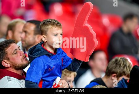 England Unterstützer bereit für das Nations League Spiel zwischen England und Deutschland im Wembley Stadium, London, England am 26. September 2022. Foto von Phil Hutchinson. Nur zur redaktionellen Verwendung, Lizenz für kommerzielle Nutzung erforderlich. Keine Verwendung bei Wetten, Spielen oder Veröffentlichungen einzelner Clubs/Vereine/Spieler. Kredit: UK Sports Pics Ltd/Alamy Live Nachrichten Stockfoto