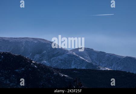 Das Flugzeug fliegt über die schneebedeckten Gipfel der Sierra de Gredos. La Garganta, Ambroz Valley, Extremadura, Caceres, Spanien Stockfoto