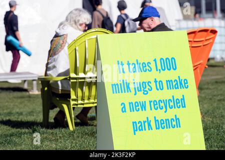 Ein Informationsschild mit Recycling-Wissen über Kunststoff-Milchbehälter Stockfoto