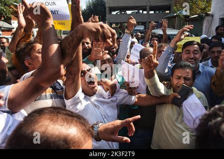 Srinagar, Indien. 26. September 2022. Mitglieder der Obstanbau-Vereinigung des Kaschmir-Tals rufen bei einem Protest in Srinagar, der Sommerhauptstadt des indischen Kaschmir, Slogans auf. Obstbauern aus dem Kaschmir-Tal protestieren gegen die Behörden, weil sie ihre mit Früchten beladenen Lastwagen entlang der 270 Kilometer langen Jammu-Srinagar-Autobahn in Indien am 26. September 2022 angehalten haben. (Foto: Mubashir Hassan/Pacific Press/Sipa USA) Quelle: SIPA USA/Alamy Live News Stockfoto