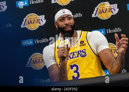 Los Angeles, USA. 26. September 2022. Anthony Davis spricht auf einer Pressekonferenz. Die Los Angeles Lakers beginnen ihre Vorbereitungen für die kommende NBA-Saison am Dienstag. Quelle: Maximilian Haupt/dpa/Alamy Live News Stockfoto