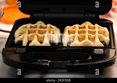 Waffeln, die in einer Waffel- und Panini-Maschine der Marke Black & Decker zubereitet werden. USA Stockfoto