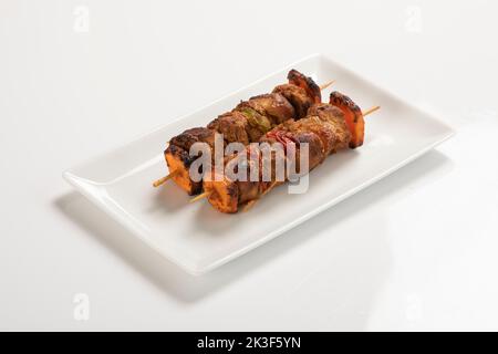 Seekh Kabab aus gehacktem Huhn oder Hammelkiema, serviert mit grünem Chutney und Salat Stockfoto