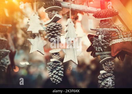 Nahaufnahme der Girlanden auf dem Weihnachtsmarkt Stockfoto