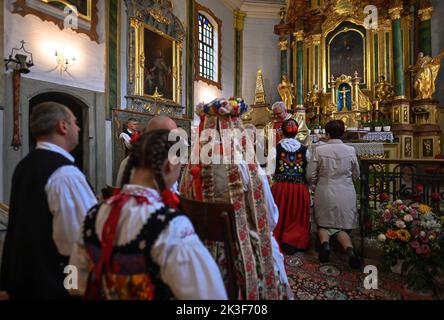 KRZEMIENICA, POLEN. 25. September 2022. Die Aufführung 'Wesele U Marcina' ('Hochzeit bei Marcin') im Rahmen der Feier des 75.-jährigen Bestehens des 'Wesele Krzemienickie' (Krzemienickie Wedding) Ensembles. Die Gruppe ist eine der am längsten operierenden lokalen Gruppen in Podkarpacie. Die Aufführung ist eine Inszenierung der Hochzeitszeremonien aus dem 19.. Und 20.. Jahrhundert aus der Umgebung von Lancut, die seit 75 Jahren, seit 1947, erfolgreich präsentiert werden. Kredit: ASWphoto/Alamy Live Nachrichten Stockfoto