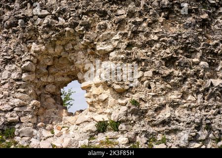 Überreste eines mit einer Kanone gesprengten Lochs in Paklenica, Kroatien. Stockfoto