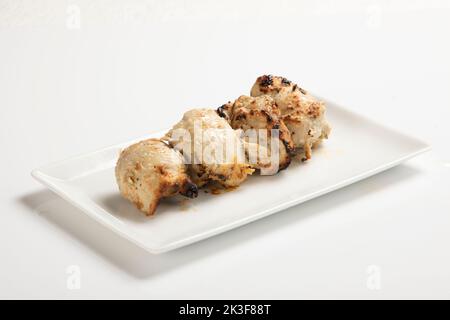 Seekh Kabab aus gehacktem Huhn oder Hammelkiema, serviert mit grünem Chutney und Salat Stockfoto