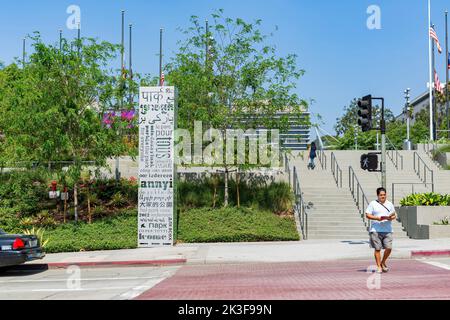 Los Angeles, 23 2014. August - das mehrsprachige Begrüßungsschild am berühmten Grand Park Stockfoto