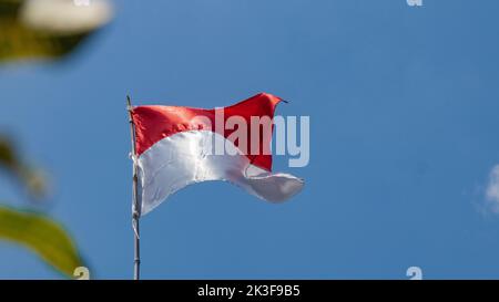 Rot-weiße Nationalflagge indonesiens Outdor unter blauem Skay Stockfoto