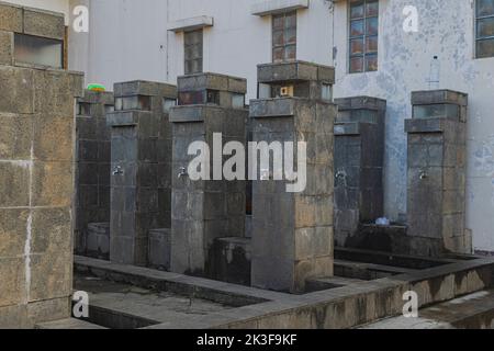 Der selektive fokussierte Ort, an dem im Innenhof der Moschee Waschung gemacht wird und die Armaturen, die schön aussehen Stockfoto