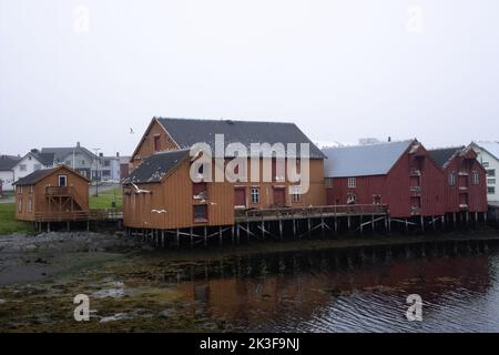 Vardo, Norwegen - 3. August 2022: Wunderschöne Landschaft der Stadt Vardo und Umgebung in der Finnmark während eines bewölkten Sommertages. Selektiver Fokus. Stockfoto