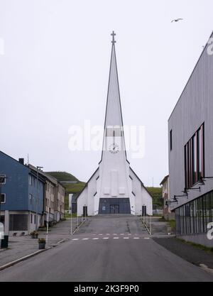 Vardo, Norwegen - 3. August 2022: Wunderschöne Landschaft der Stadt Vardo und Umgebung in der Finnmark während eines bewölkten Sommertages. Selektiver Fokus. Stockfoto