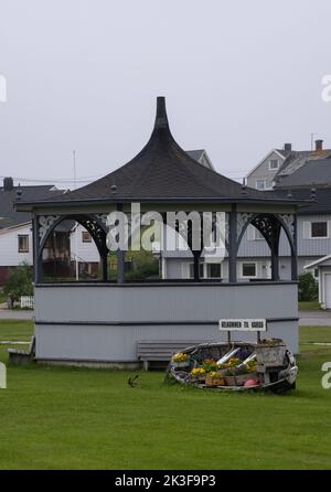 Vardo, Norwegen - 3. August 2022: Wunderschöne Landschaft der Stadt Vardo und Umgebung in der Finnmark während eines bewölkten Sommertages. Selektiver Fokus. Stockfoto