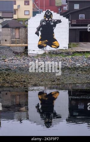 Vardo, Norwegen - 3. August 2022: Wunderschöne Landschaft der Stadt Vardo und Umgebung in der Finnmark während eines bewölkten Sommertages. Selektiver Fokus. Stockfoto