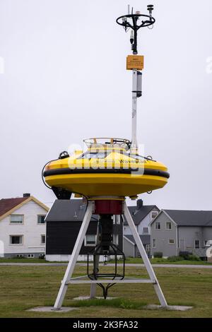 Vardo, Norwegen - 3. August 2022: Wunderschöne Landschaft der Stadt Vardo und Umgebung in der Finnmark während eines bewölkten Sommertages. Selektiver Fokus. Stockfoto