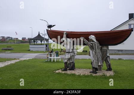 Vardo, Norwegen - 3. August 2022: Wunderschöne Landschaft der Stadt Vardo und Umgebung in der Finnmark während eines bewölkten Sommertages. Selektiver Fokus. Stockfoto