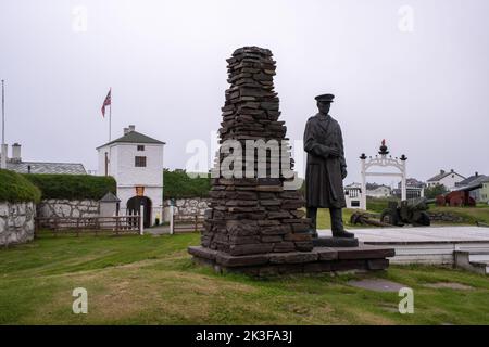 Vardo, Norwegen - 3. August 2022: Wunderschöne Landschaft der Stadt Vardo und Umgebung in der Finnmark während eines bewölkten Sommertages. Festung Vardohus. Wählen Sie Stockfoto