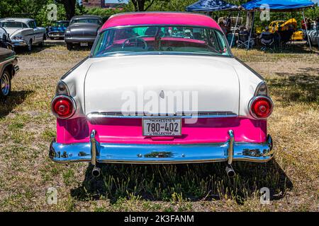 Falcon Heights, MN - 18. Juni 2022: Hochperspektivische Rückansicht eines Ford Fairlane Crown Victoria 2 Door Hardtop aus dem Jahr 1955 auf einer lokalen Automobilausstellung. Stockfoto