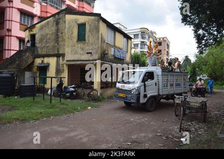 Howrah, Indien. 25. September 2022. Das aus Ton hergestellte Durga-Idol wird vor der Durga Puja, die vom 1.. Bis 5.. Oktober von den Hindus in Howrah, Indien, am 25. September 2022 aufgeführt wird, aus dem Atelier eines Bildhauers in die Gemeinde Mandapa transportiert. (Foto von Biswarup Ganguly/Pacific Press/Sipa USA) Quelle: SIPA USA/Alamy Live News Stockfoto