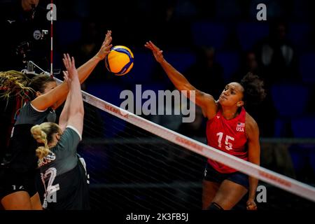 ARNHEM, NIEDERLANDE – SEPTEMBER 26: Haleigh Washington aus den Vereinigten Staaten spikes den Ball, während Hilary Howe aus Kanada und Jennifer Cross aus Kanada am 4. Tag der FIVB Volleyball Womens World Championship 2022 im Gelredome am 1. September beim Pool C Phase-Spiel zwischen den Vereinigten Staaten und Kanada einen Block bilden 26, 2022 in Arnhem, Niederlande (Foto: Rene Nijhuis/Orange Picturs) Stockfoto