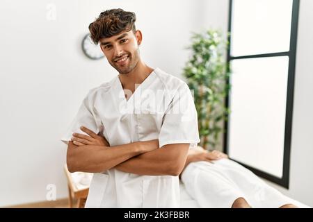 Zwei hispanische Männer Therapeuten und Patienten mit Beauty-Session im Beauty-Center Stockfoto