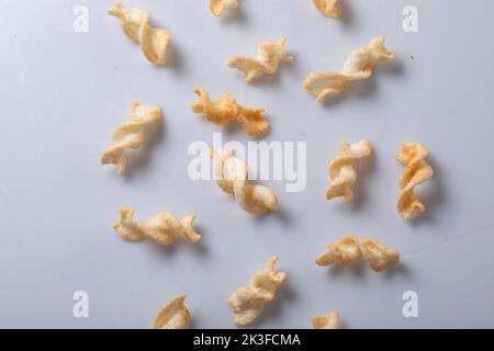 Seekh Kabab aus gehacktem Huhn oder Hammelkiema, serviert mit grünem Chutney und Salat Stockfoto