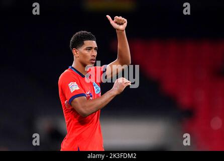 Der englische Jude Bellingham zeigt den Fans am Ende des Spiels der UEFA Nations League im Wembley Stadium, London. Bilddatum: Montag, 26. September 2022. Stockfoto