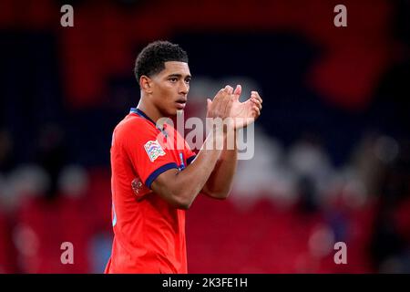 Der englische Jude Bellingham applaudiert den Fans am Ende des Spiels der UEFA Nations League im Wembley Stadium, London. Bilddatum: Montag, 26. September 2022. Stockfoto