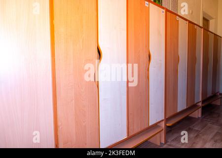 Bunte Holzschränke. Kinder lernen. Schließfächer für Kinder. Schule. Stockfoto