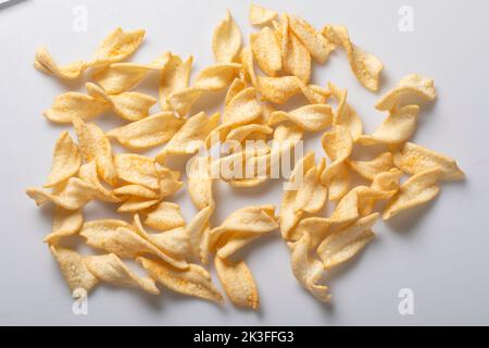 Seekh Kabab aus gehacktem Huhn oder Hammelkiema, serviert mit grünem Chutney und Salat Stockfoto